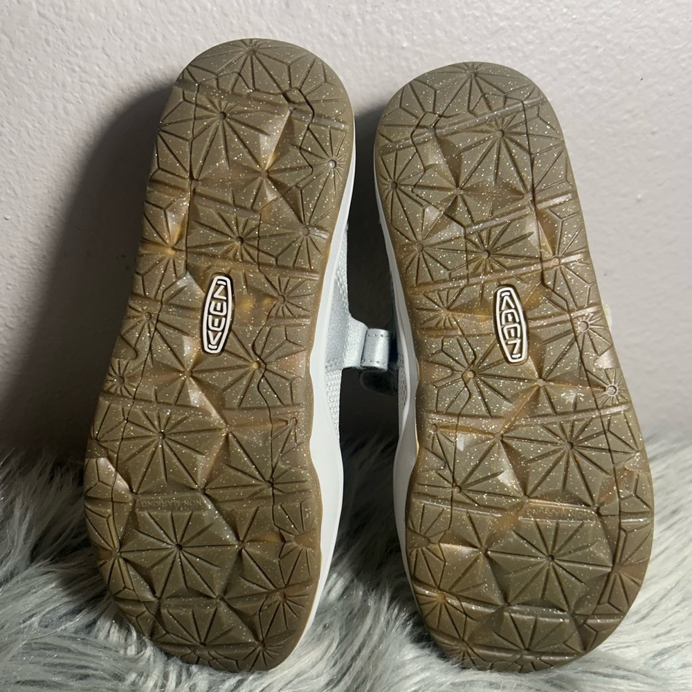 Keen Moxie Mary Jane Ballet Flat Shoes Silver Gray White Size 4 - Picture 6 of 8